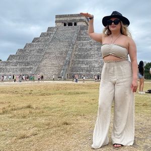 Worn once for Chichén Itzá super comfortable the material is thick, flared pants